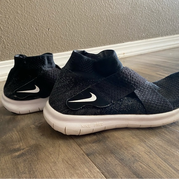 Black Nike running shoes - Picture 2 of 3